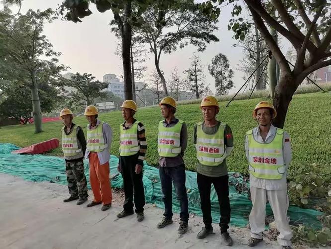 班前安全教育三,现场安全情况1.清理垃圾二,文明施工1.拉丝混凝土施工